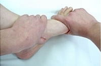 1. 手の人差し指を伸ばし、親指と残りの3本で足の親指を握る。