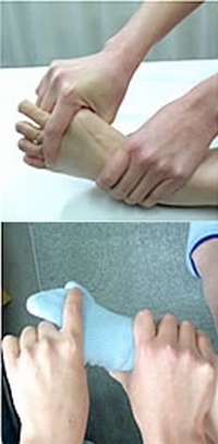 5. 反対の手は足首をしっかり足首を押さえる。